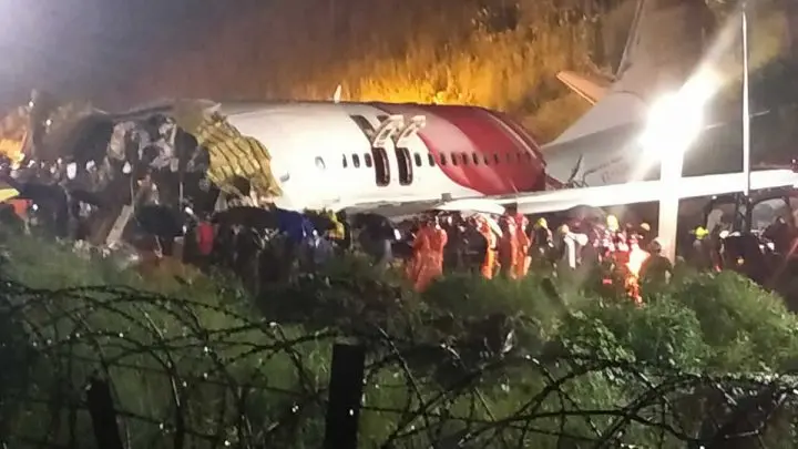 Vista de la parte trasera del avión partido en dos en el aeropuerto de Calicut