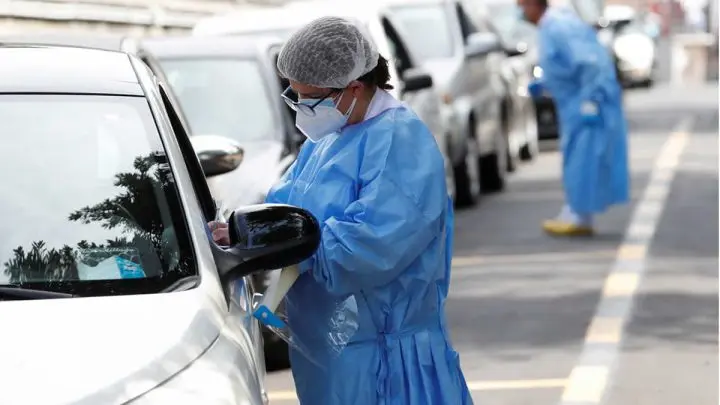 Sanitarios realizan pruebas en Roma, Italia, el 18 de agosto de 2020.