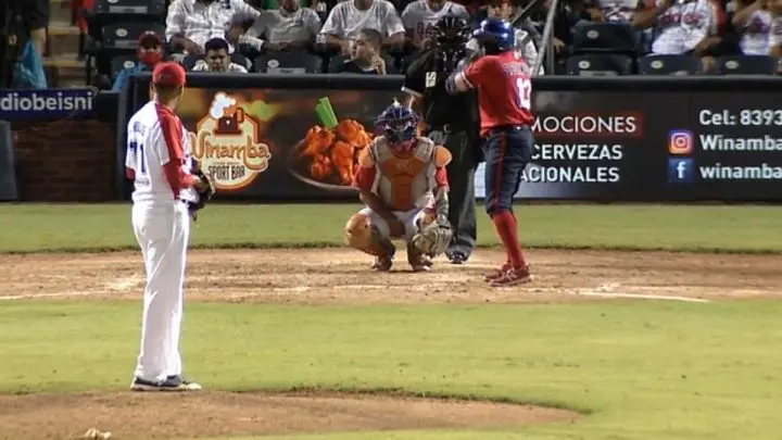 Jugador de Los Dantos se alista para batear en la baja del 1 inning