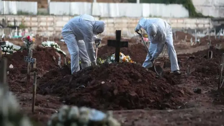 Trabajadores de Brasil entierran a un fallecido por Coronavirus