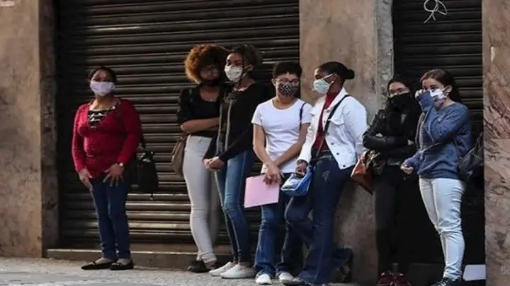 Brasileños en busca de empleo para sobrellevar la crisis sanitaria
