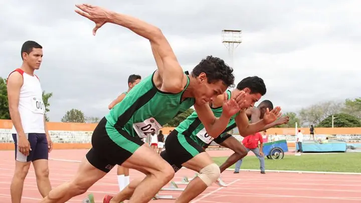 Atletas compitiendo en carrera.