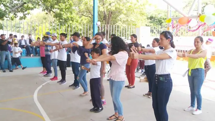 Niños juegan a gusto en la cancha deportiva de la Escuela Melania Morales