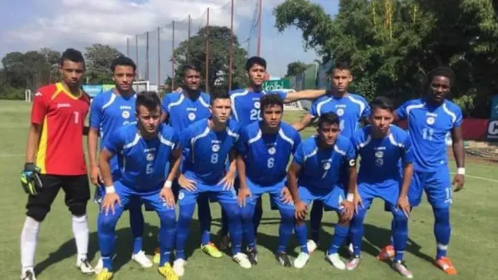 Formación del equipo pinolero antes de jugar en el campo verde