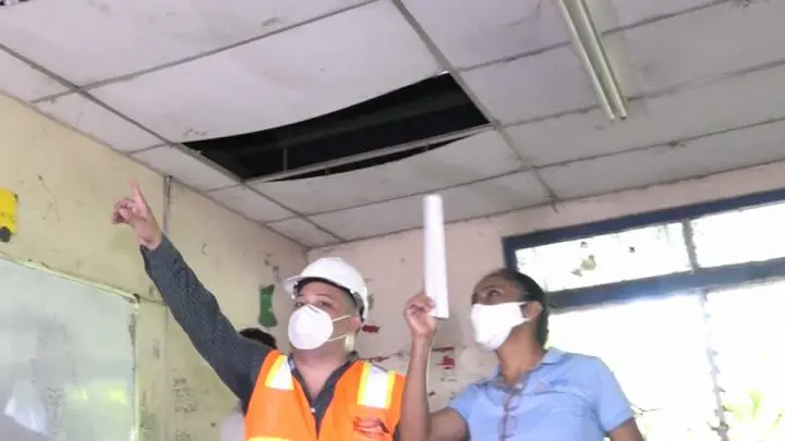 Trabajador señala punto a trabajar en la rehabilitación