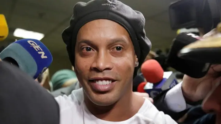 Ronaldinho sonríe ante las cámaras tras quedar en libertad
