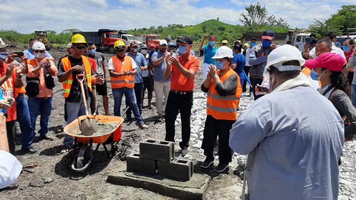 Autoridades de Salud y municipales aplauden por la colocación de la primera piedra de la construcción de un hospital.