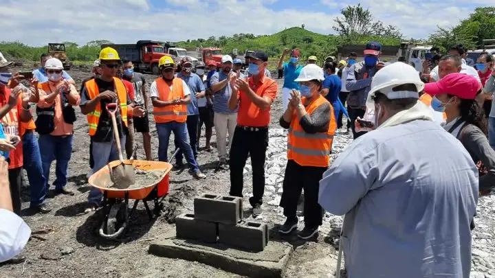 Autoridades de Salud y municipales aplauden por la colocación de la primera piedra de la construcción de un hospital.