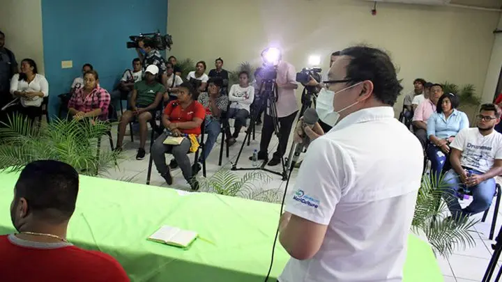 Emprendedores recibiendo curso sobre cultivo de peces. 