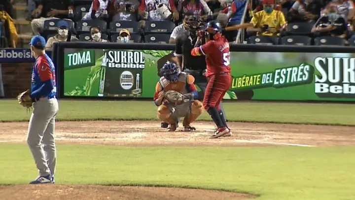 Jugador del equipo Los Dantos batea en el primer juego de la Gran Final del Pomares 2020
