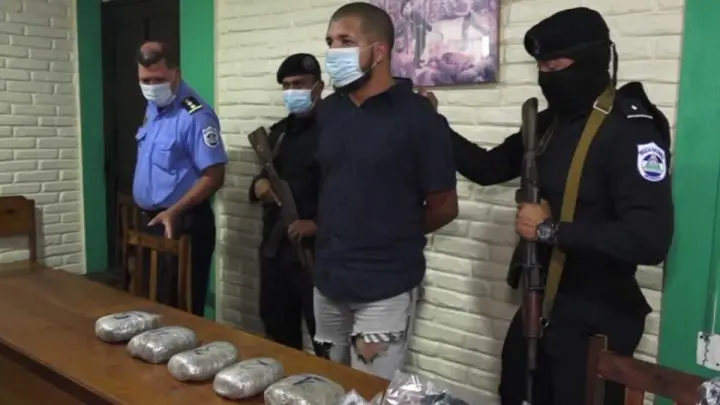 Policía presenta a señalado del delito de tráfico de droga junto con las evidencias