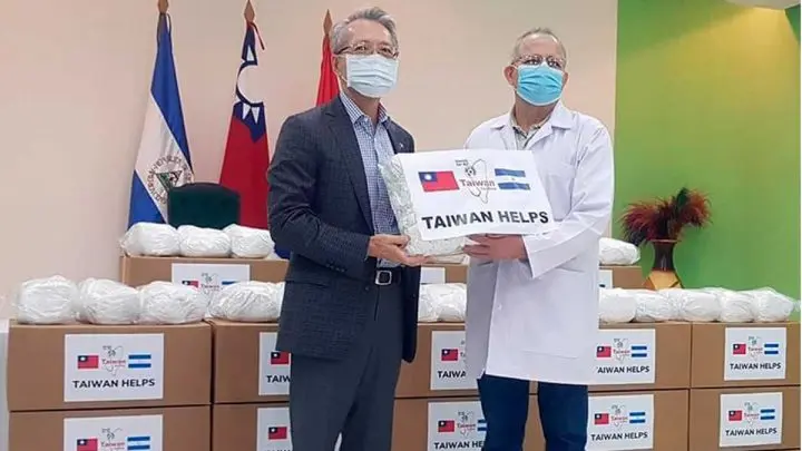Embajador de Taiwán entrega donación de mascarillas a Secretario General del MINSA. 