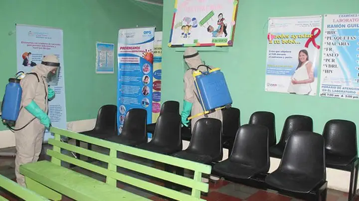 Efectivos militares desinfecta sala de espera en un centro de salud de Boaco