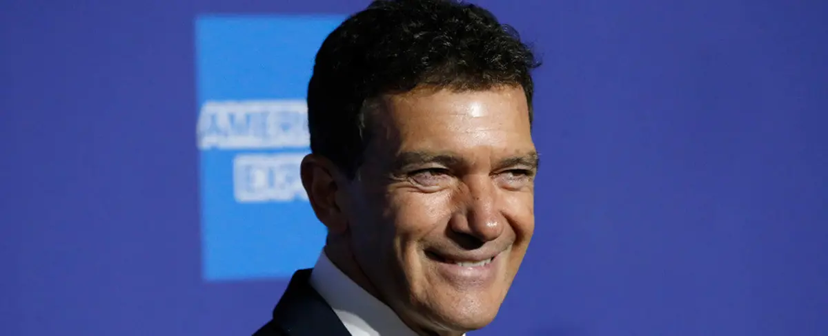 Antonio Banderas supera el Coronavirus y lo celebra con una singular foto
