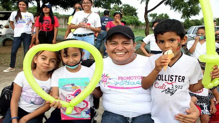 Niños sonrientes en tarde infantil. 