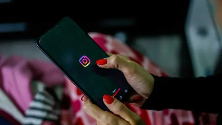 Teléfono móvil inicia sesión en la Aplicación de Instagram
