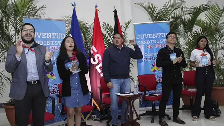 Miembros de la Juventud Sandinista en una velada musical