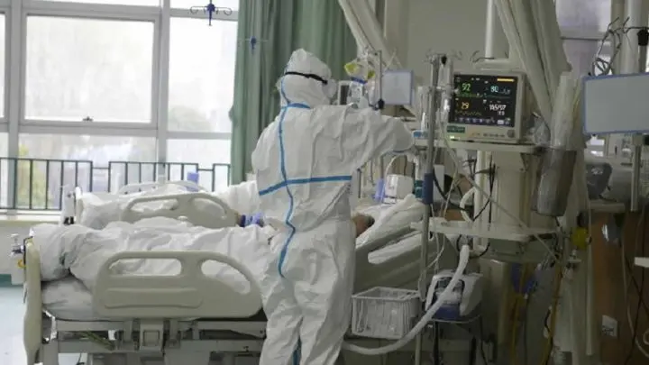 Médico atiende a un paciente con COVID-19 en Alemania