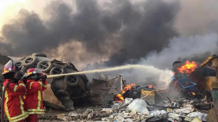 Bomberos sofocan un incendio tras una explosión en Beirut (Líbano), el 4 de agosto de 2020