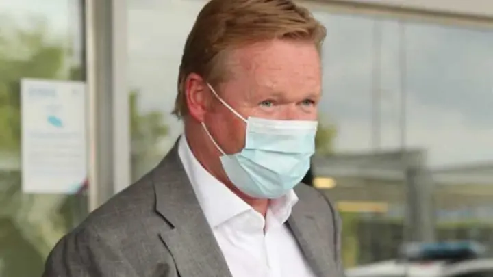 El técnico holandés Ronald Koeman a su llegada al aeropuerto. de Barcelona, España.