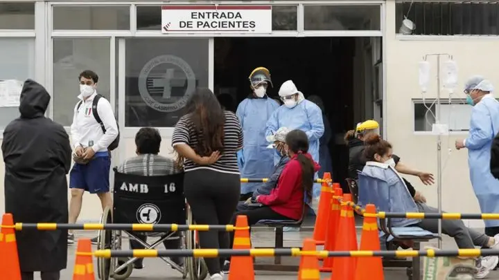 Médicos de un centro hospitalario comienzan a atender a ciudadanos