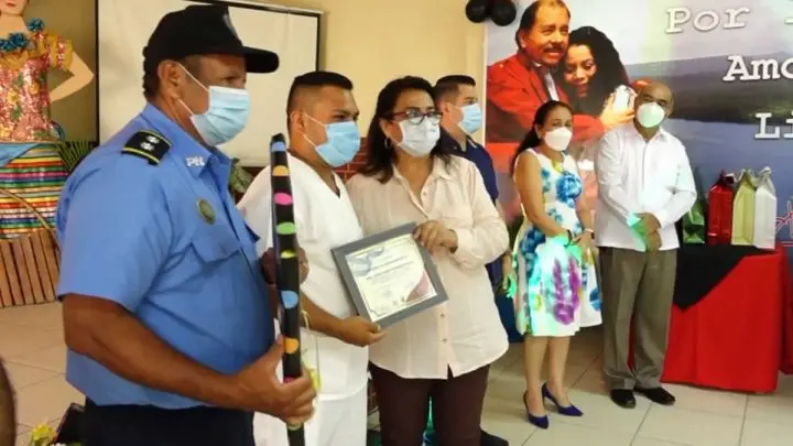 Autoridades entregan reconocimiento a médicos de Masaya