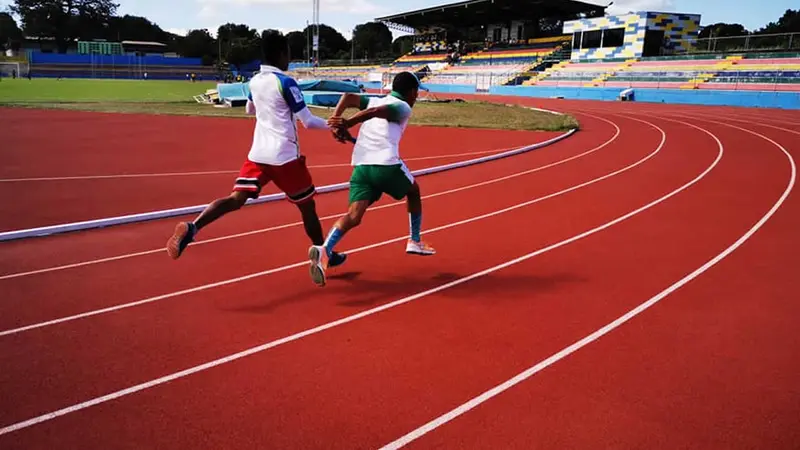 Atletas masculinos practican en el Estadio Olímpico del IND, Managua