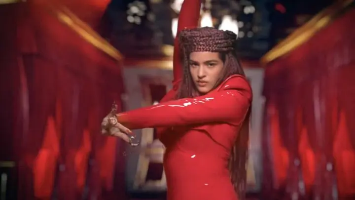 Rosalía luce un traje de látex rojo en el víde WAP de Cardi B