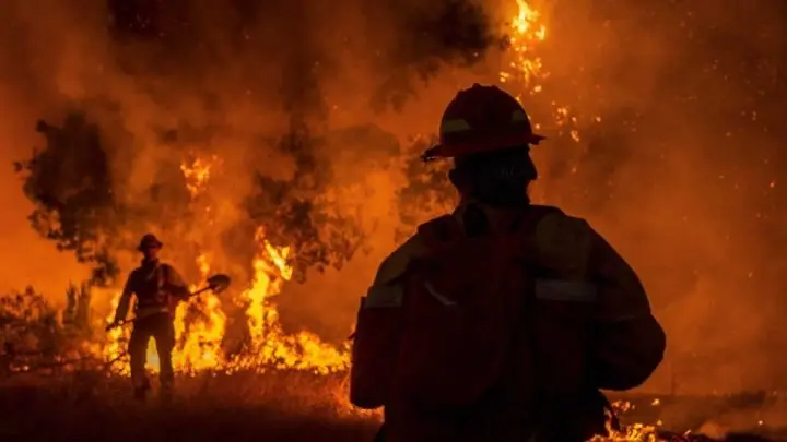 Californianos quedan atrapados en una ola de incendios
