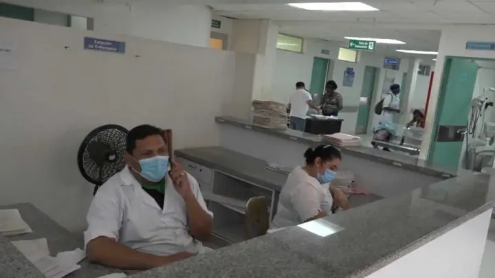Auxiliares del Hospital Regional de Bluefields atienden emergencias en sala externa