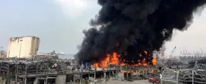 A un mes de la explosión, el puerto de Beirut sufre nuevo incendio