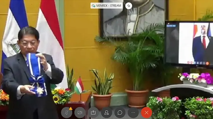 Canciller Denis Moncada entrega reconocimiento a embajador de Hungría de manera virtual