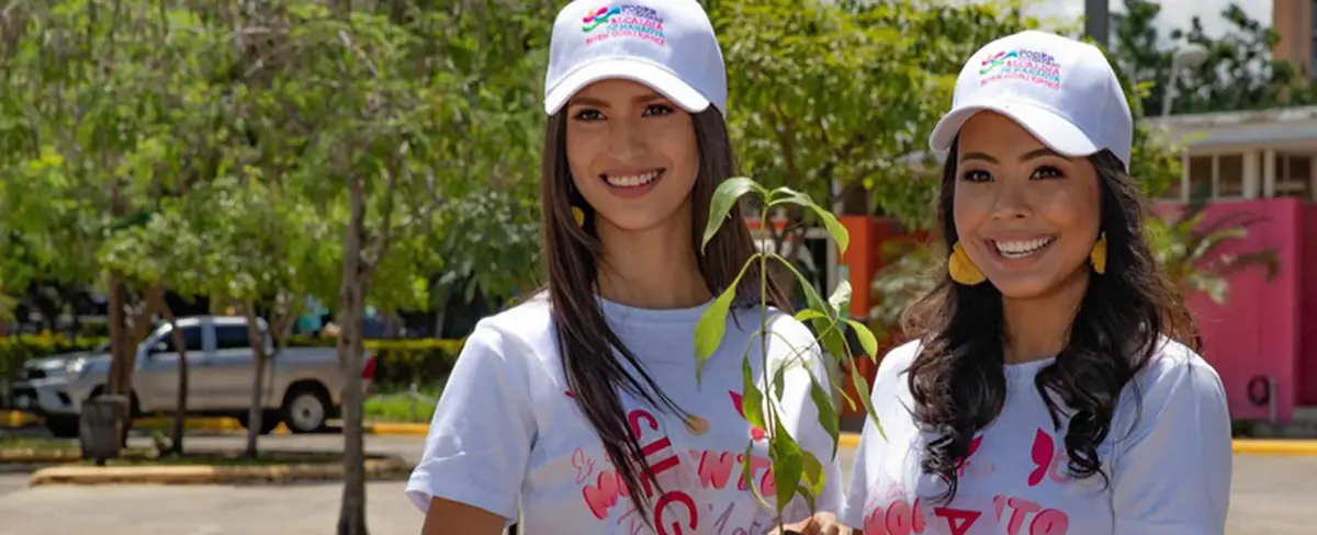 Candidatas a Miss Teen Nicaragua reforestan centro de recreación familiar