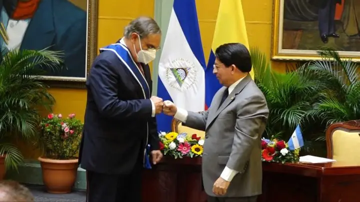 Embajador de Colombia, Carlos Eduardo Salgar y Canciller de Nicaragua Denis Moncada salundándose de puños.