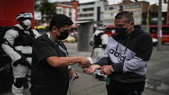 Toma de temperatura a persona en Colombia.