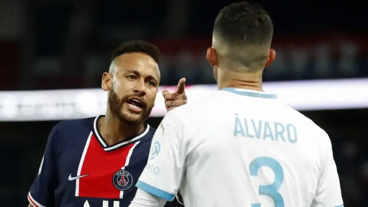 Neymar señala a Álvaro con el dedo. 