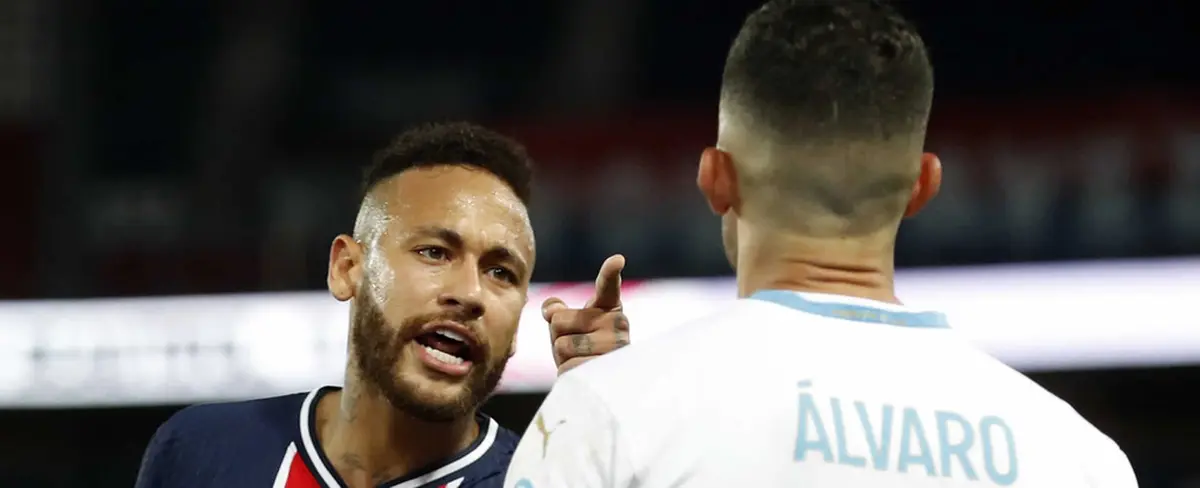 Expulsan a Neymar por golpear a un jugador por “insulto racista”