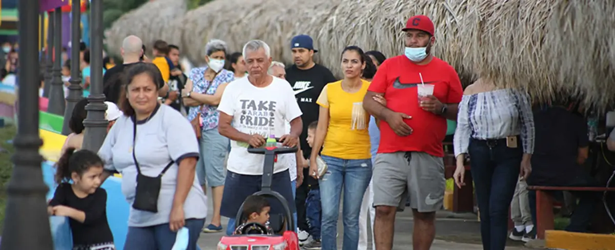Familias despiden vacaciones patrias en el Centro Histórico de Managua