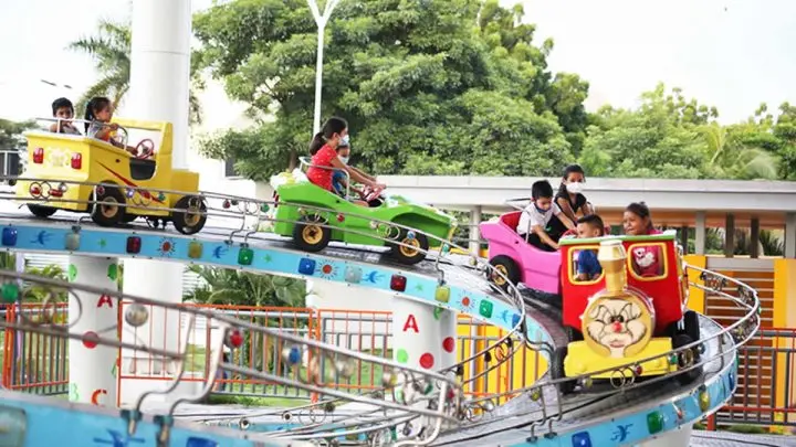 Niños disfrutan de juegos mecanicos en el Parque Luis Alfonso Velázquez.