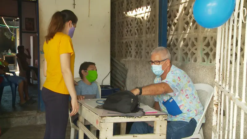Médico atiende a familia en la clínica móvil.