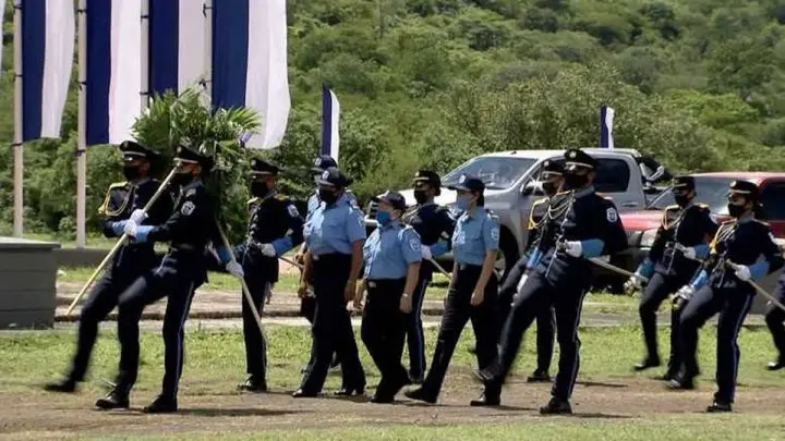 Estudiantes de la Academía de Policía depositan ofrenda floral.