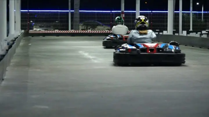 Jóvenes disfrutan de la Pista Go Karts.