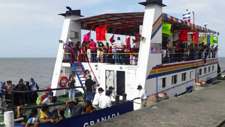 Turistas abordan el ferri para recorrer el lago.