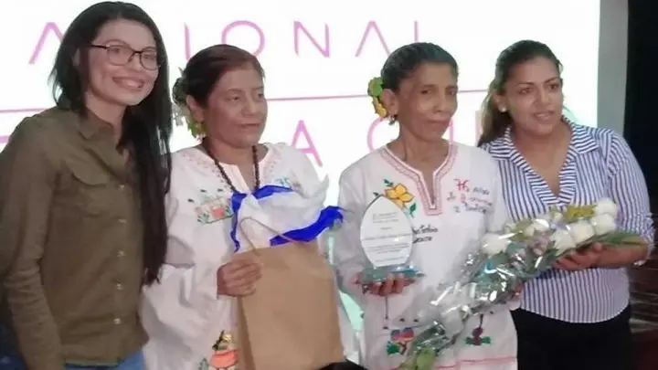 Ministra de la Mujer junto a las protagonistas.