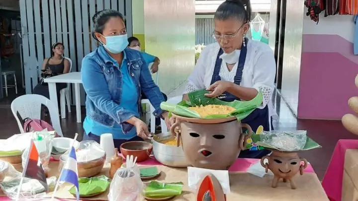 Mujeres elaborando platos típicos. 