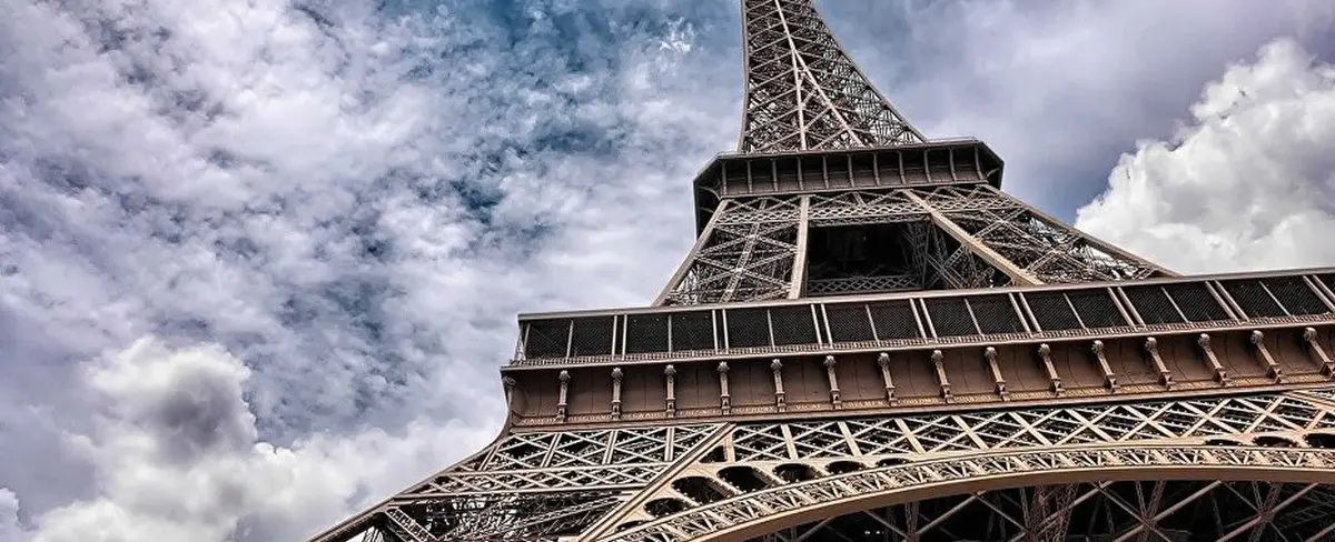 Policía de Francia evacua la torre Eiffel por alerta de bomba
