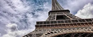 Policía de Francia evacua la torre Eiffel por alerta de bomba