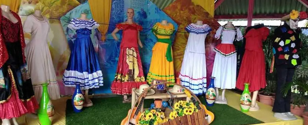 Colorida presentación de trajes típicos de Nicaragua en el Parque de Ferias