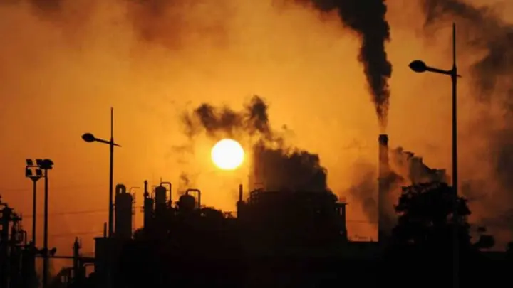 Emisión de carbono desde una fábrica en el mundo