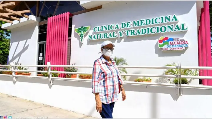 Paciente recibe atención en la clínica de Medicina Natural de Managua